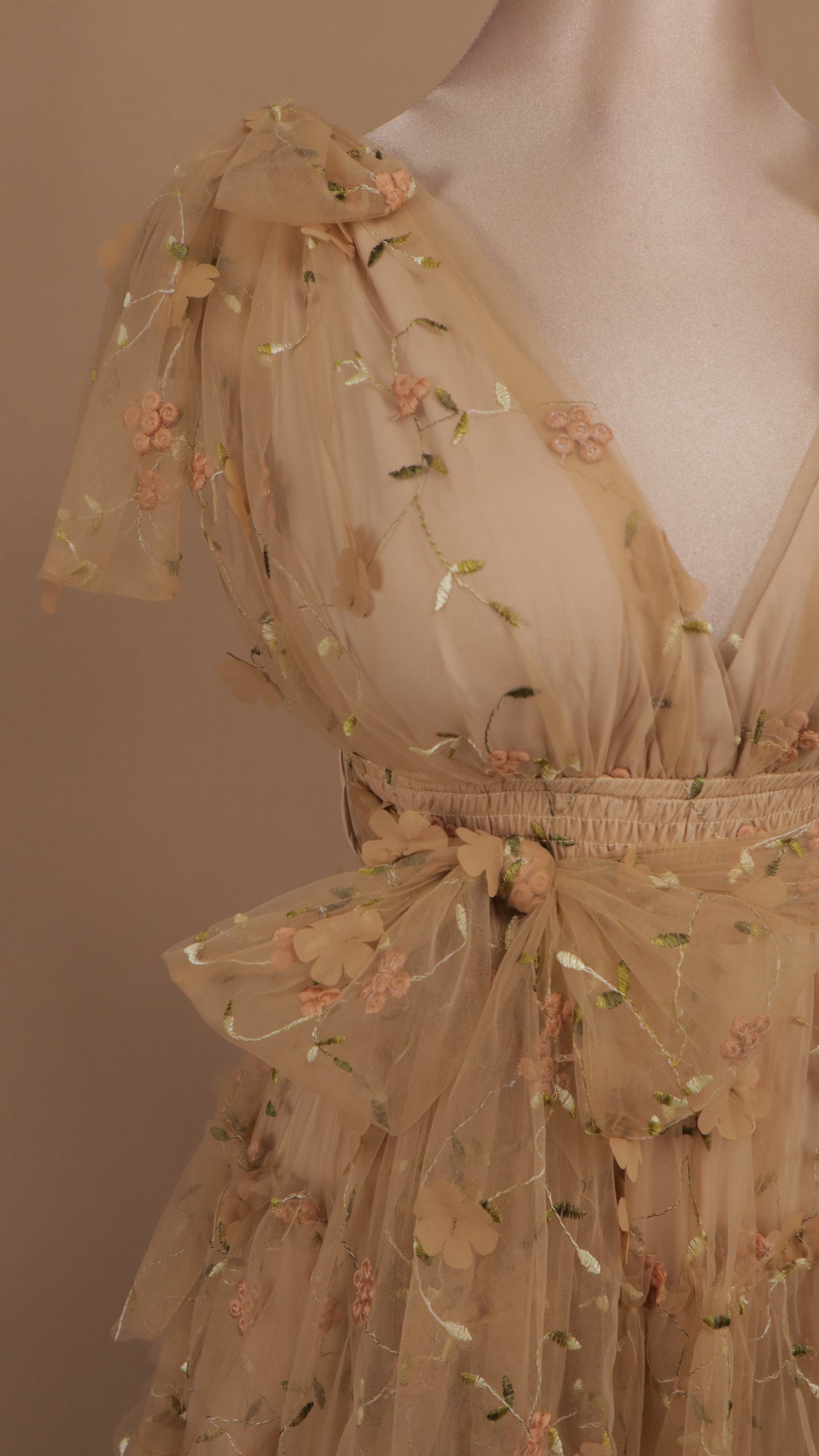 Vestido largo con olanes y bordado en tul