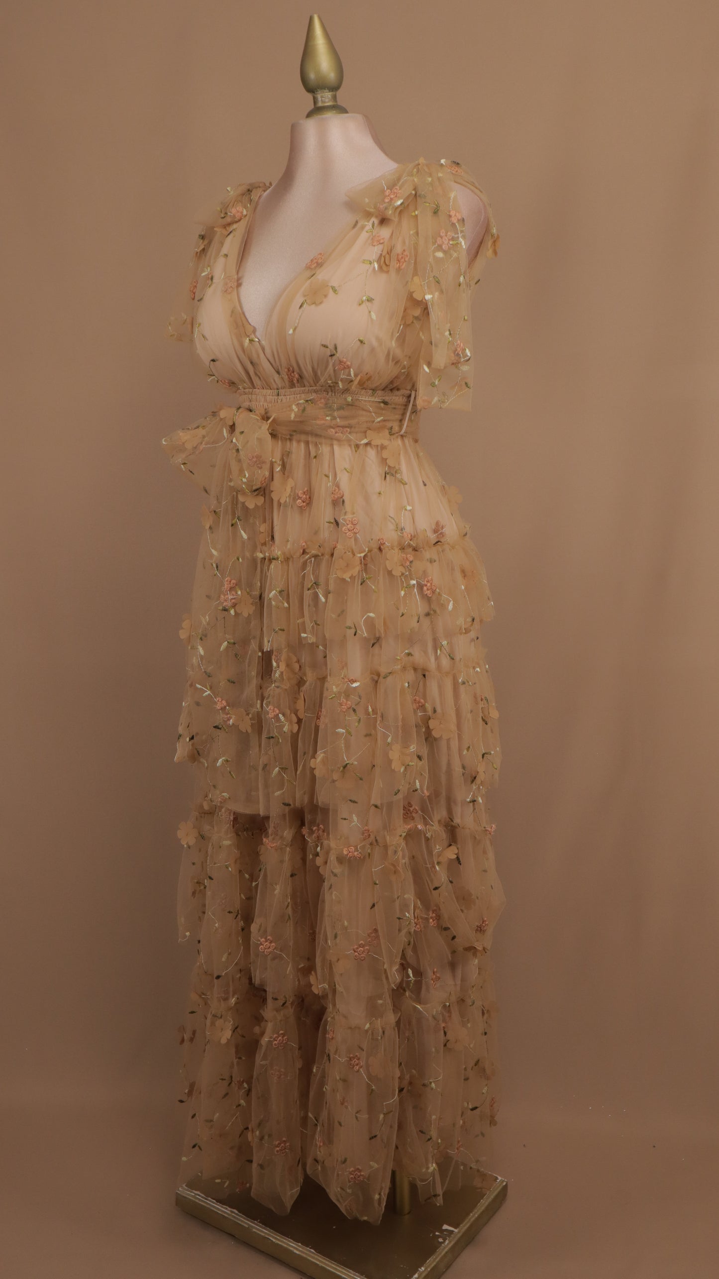 Vestido largo con olanes y bordado en tul