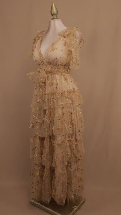Vestido largo con olanes y bordado en tul