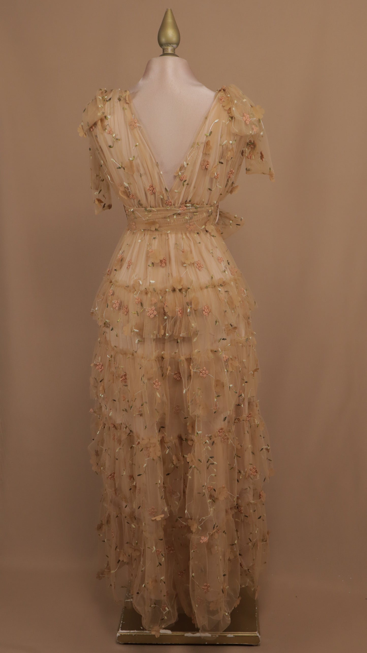 Vestido largo con olanes y bordado en tul