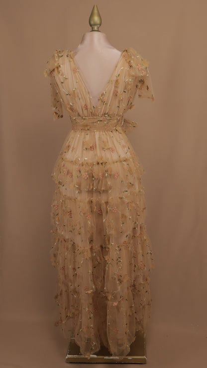 Vestido largo con olanes y bordado en tul