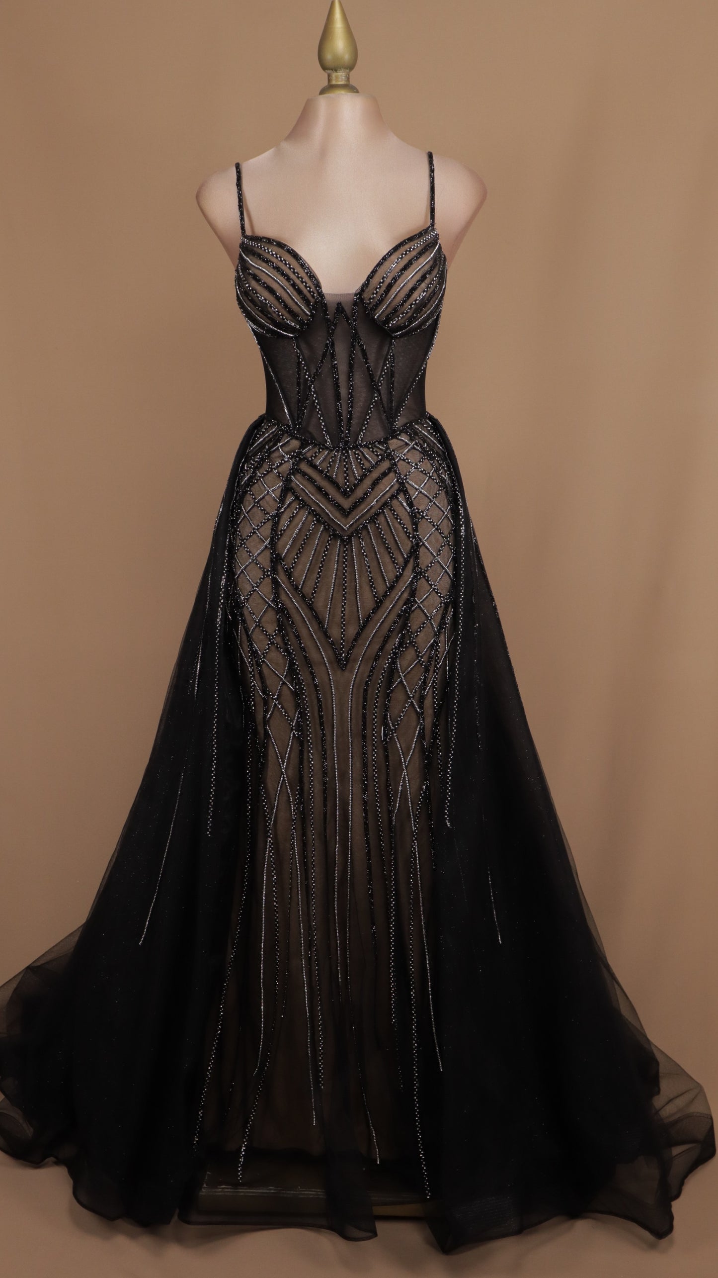 Vestido largo con cauda y aplicación