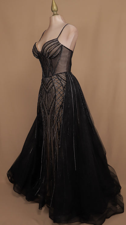Vestido largo con cauda y aplicación