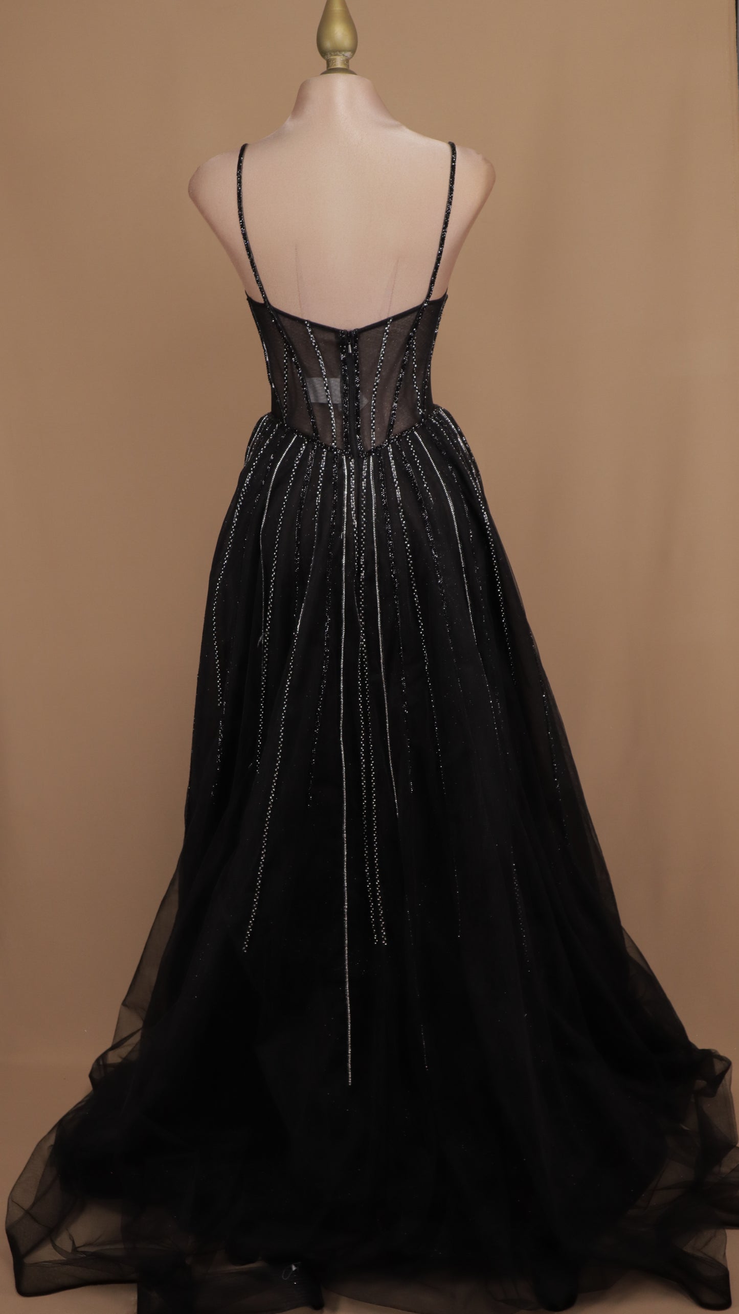 Vestido largo con cauda y aplicación