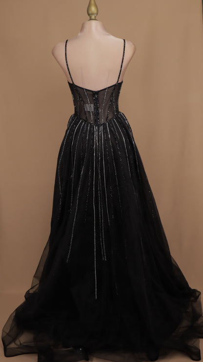 Vestido largo con cauda y aplicación