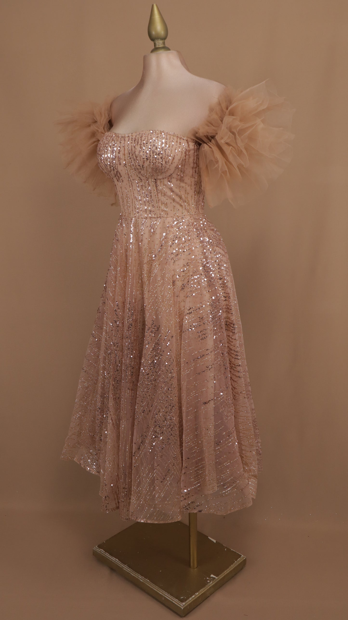 Vestido maxi al hombro con lentejuela