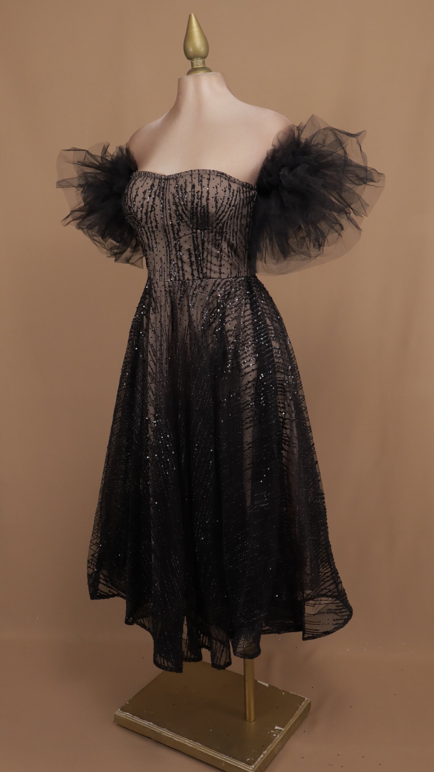 Vestido maxi al hombro con lentejuela