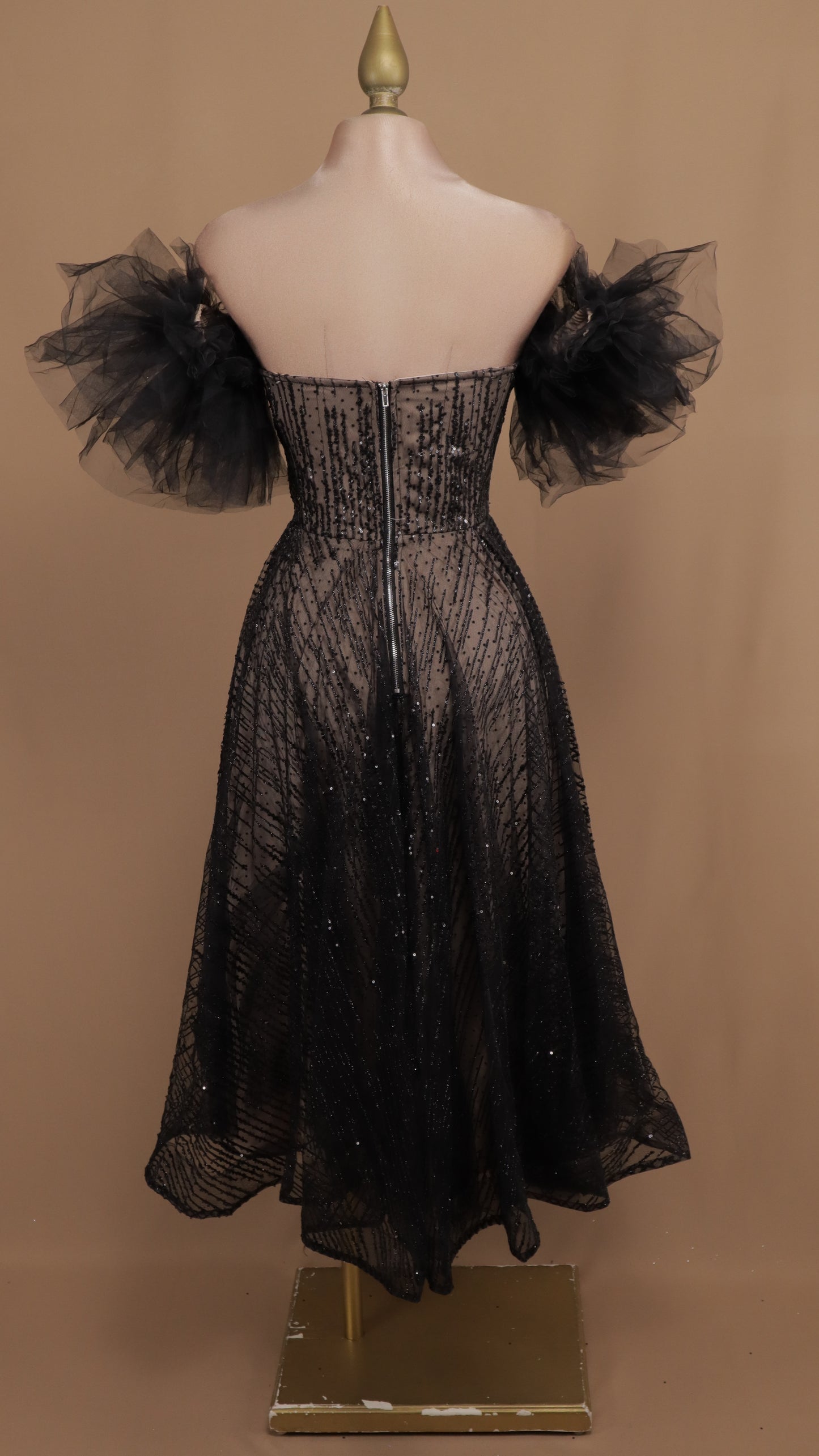 Vestido maxi al hombro con lentejuela