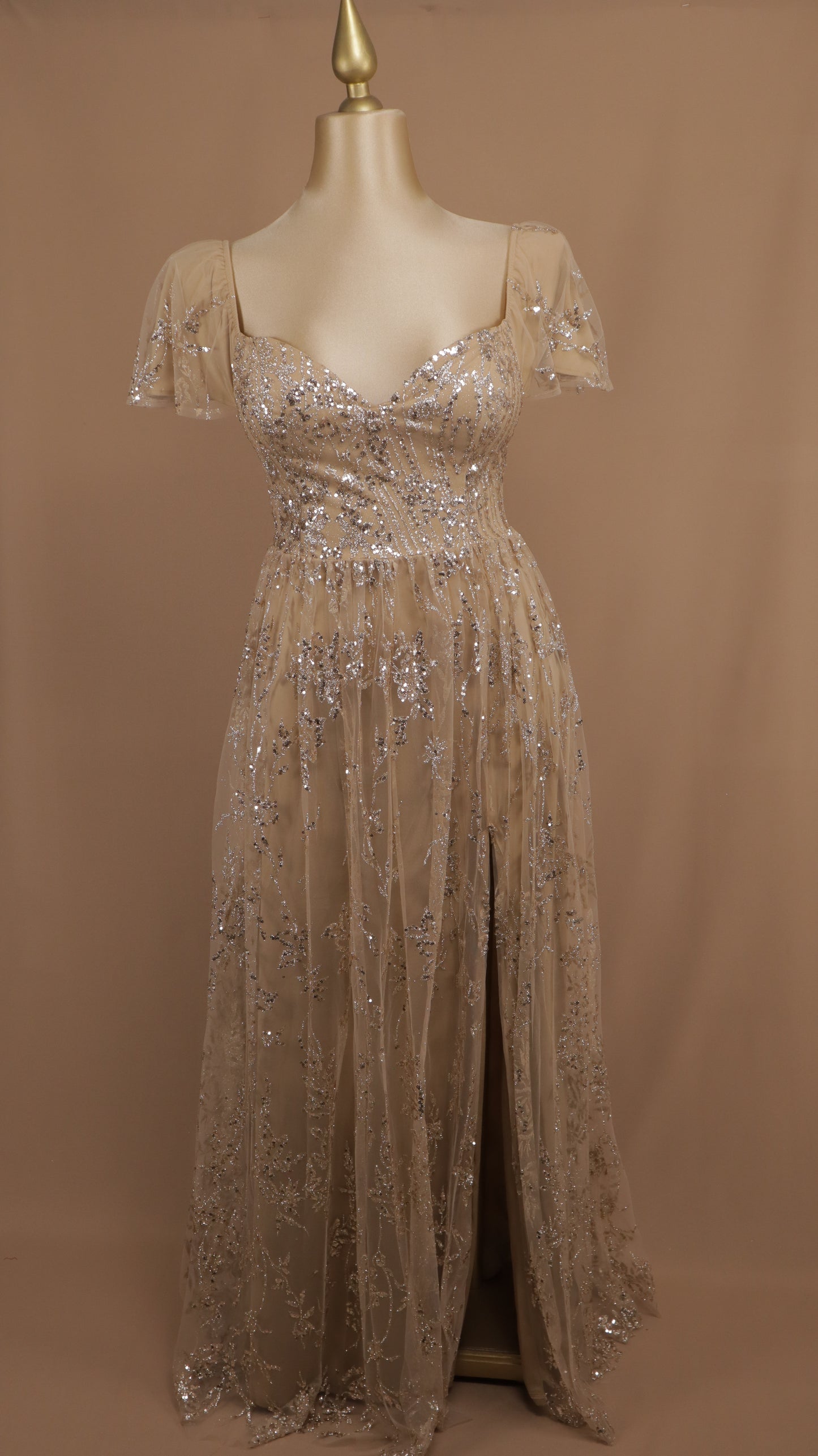 Vestido plus size con lentejuela y abertura