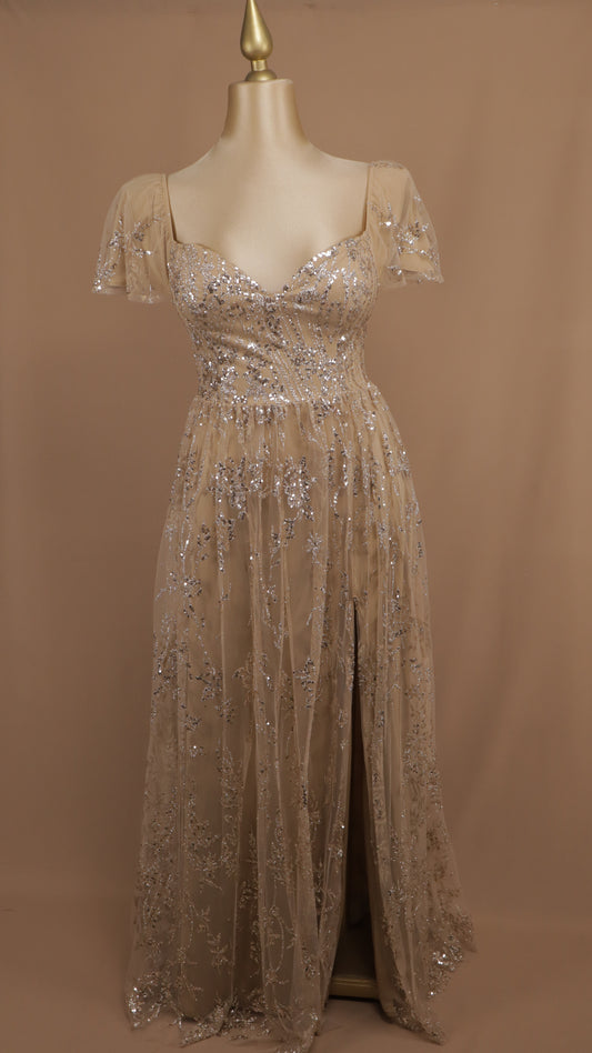 Vestido plus size con lentejuela y abertura