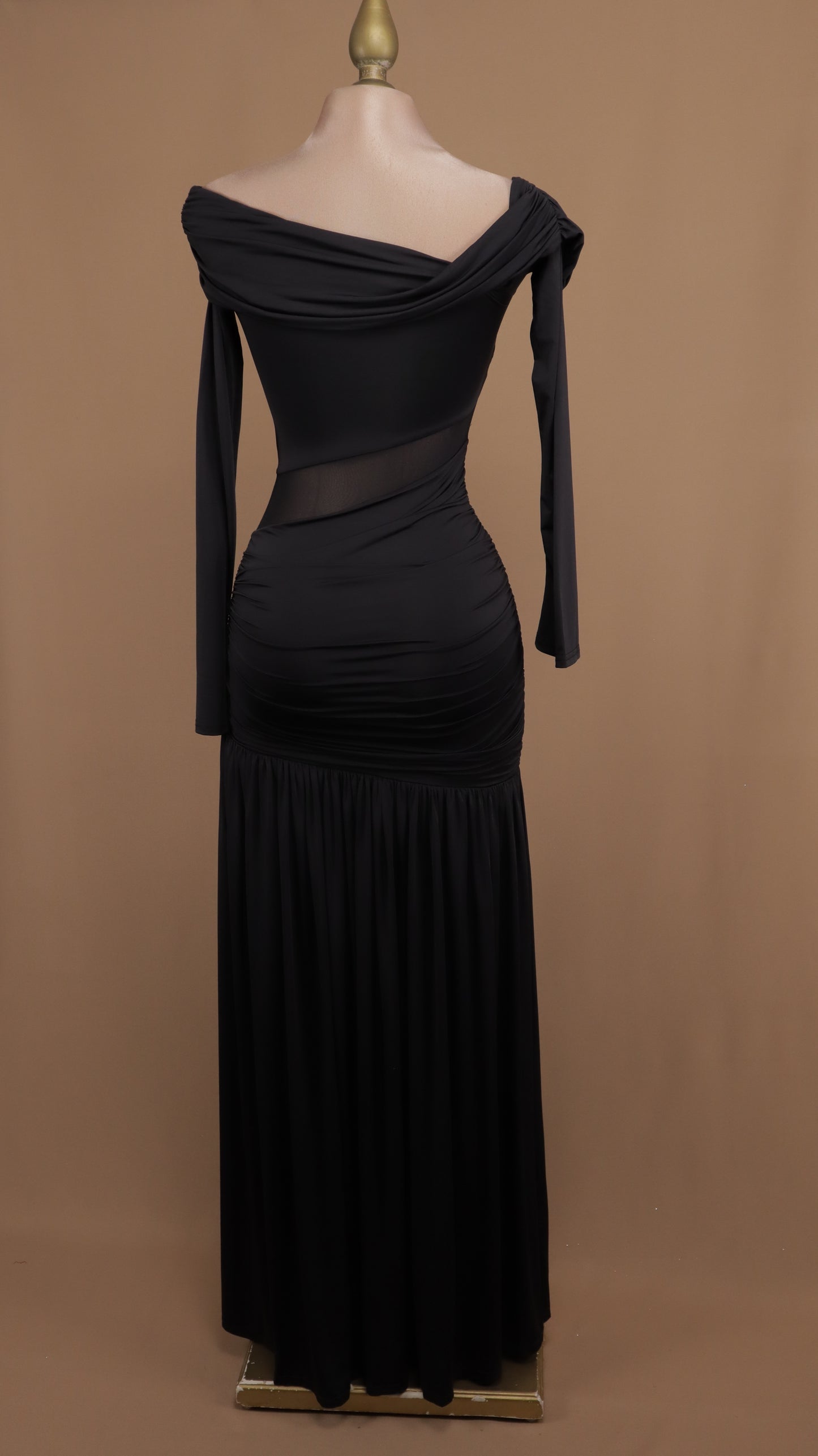 Vestido largo manga larga con transparencia en cintura