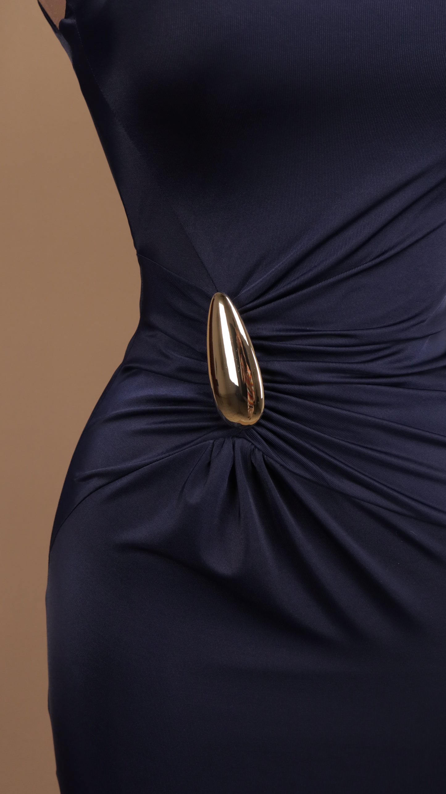 Vestido largo ajustado y resacado con plisado en cadera