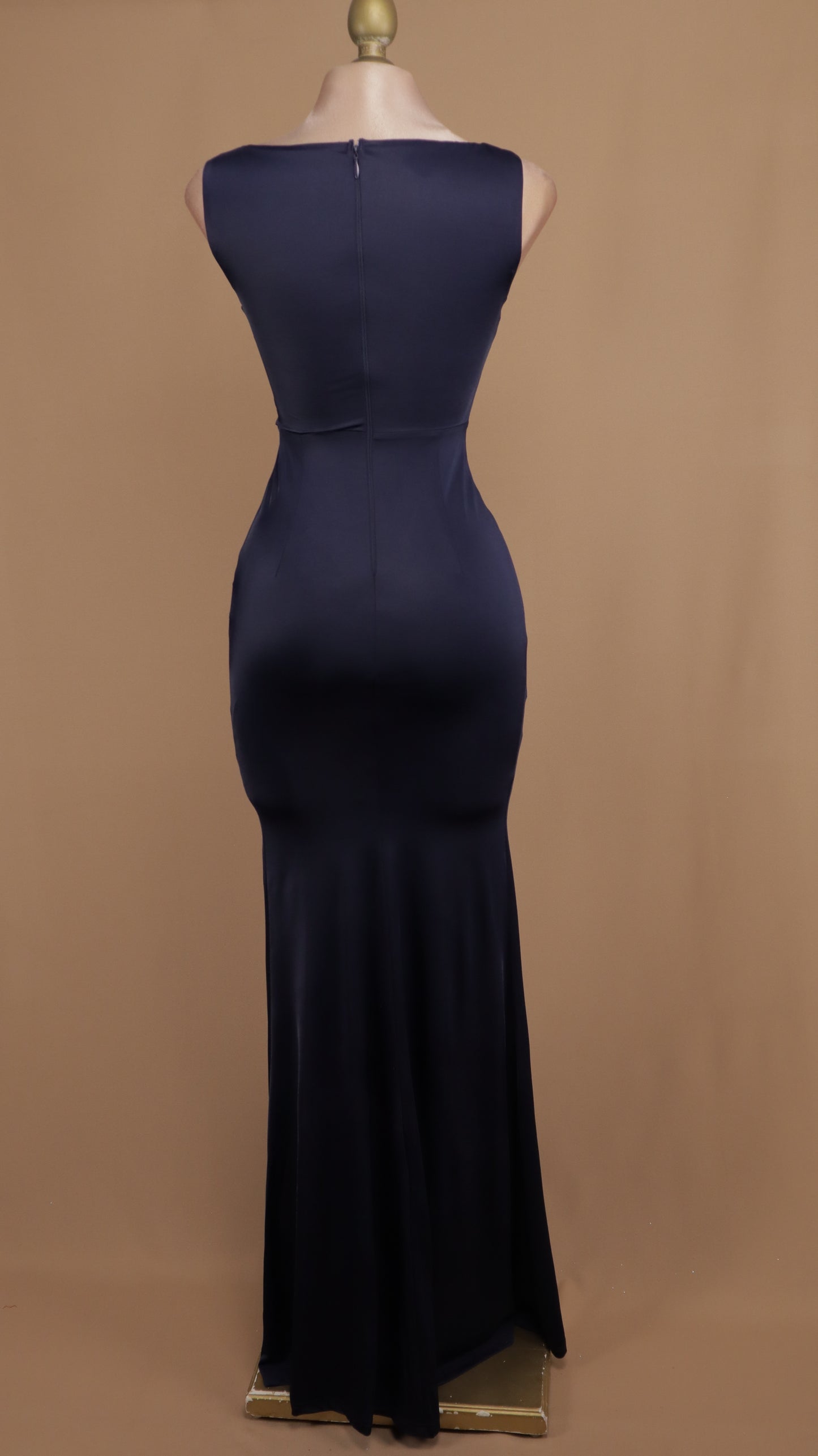 Vestido largo ajustado y resacado con plisado en cadera