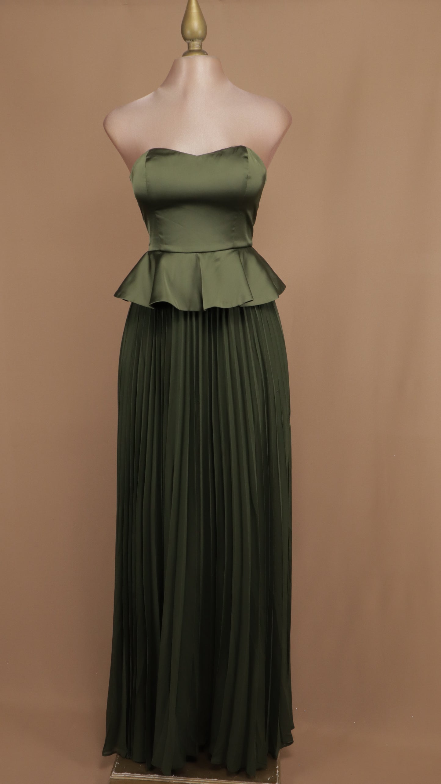 Vestido largo estraple con olan en cintura y falda plisada