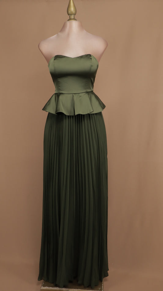 Vestido largo estraple con olan en cintura y falda plisada