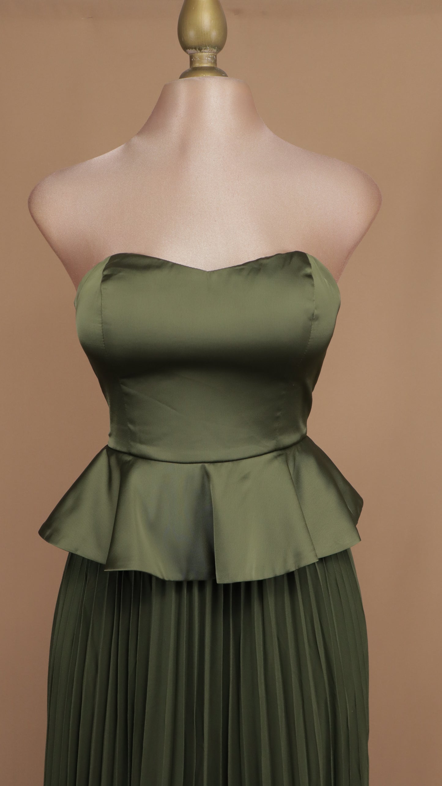Vestido largo estraple con olan en cintura y falda plisada