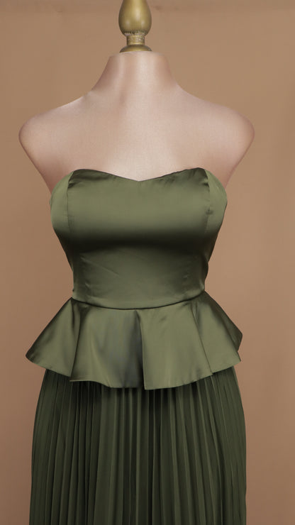 Vestido largo estraple con olan en cintura y falda plisada