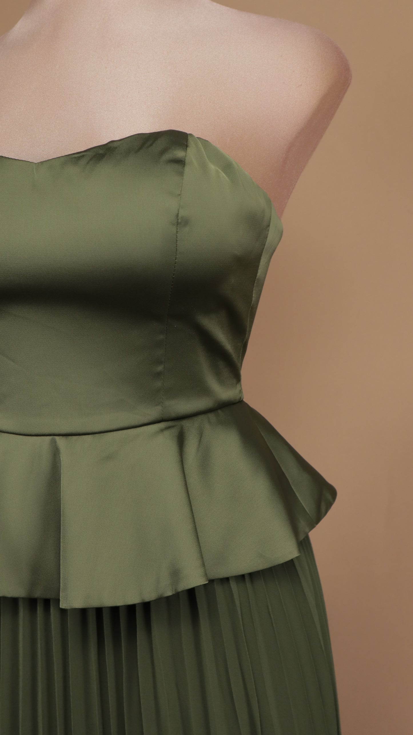 Vestido largo estraple con olan en cintura y falda plisada