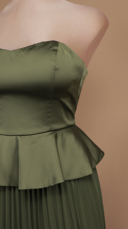 Vestido largo estraple con olan en cintura y falda plisada