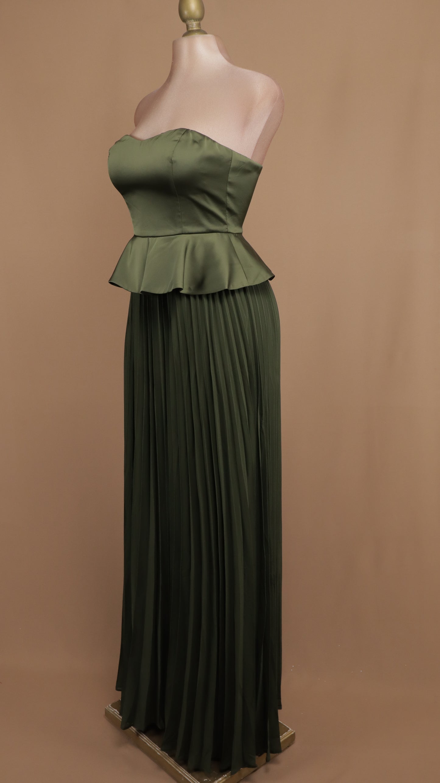 Vestido largo estraple con olan en cintura y falda plisada