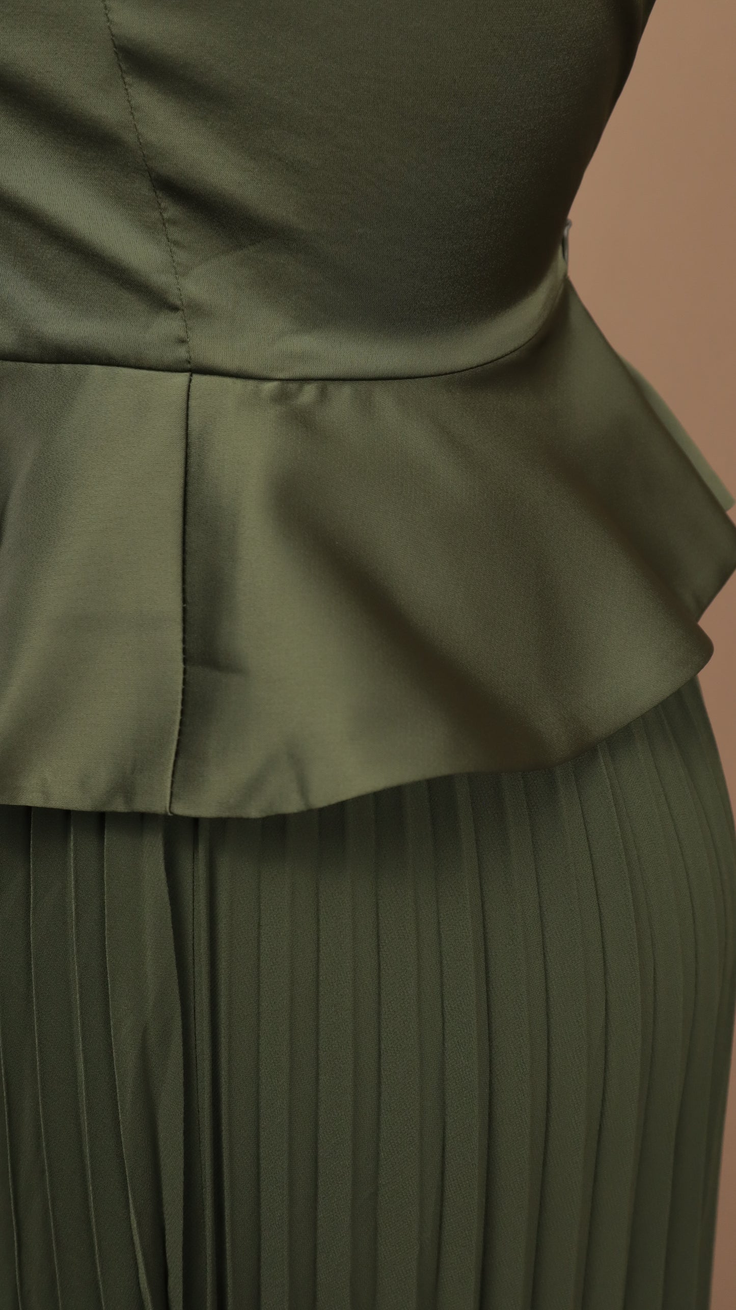 Vestido largo estraple con olan en cintura y falda plisada