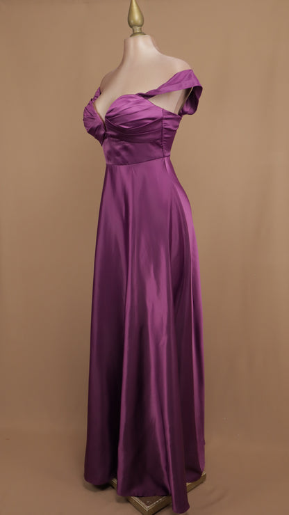 Vestido largo al hombro y línea A