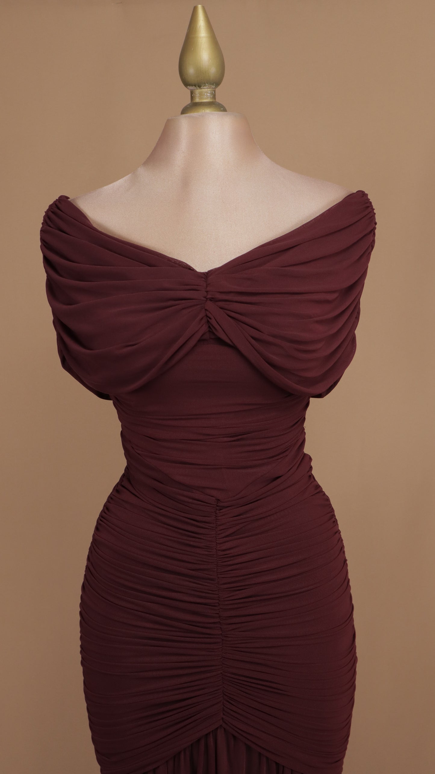 Vestido largo corrugado al hombro