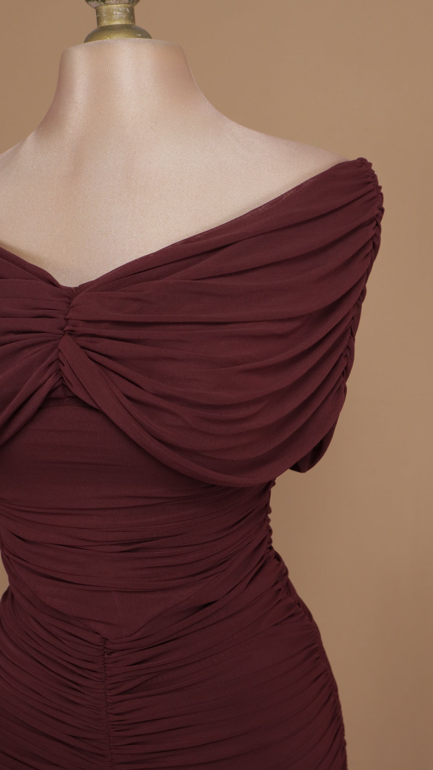 Vestido largo corrugado al hombro