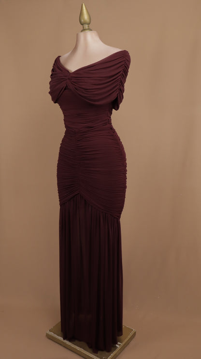 Vestido largo corrugado al hombro