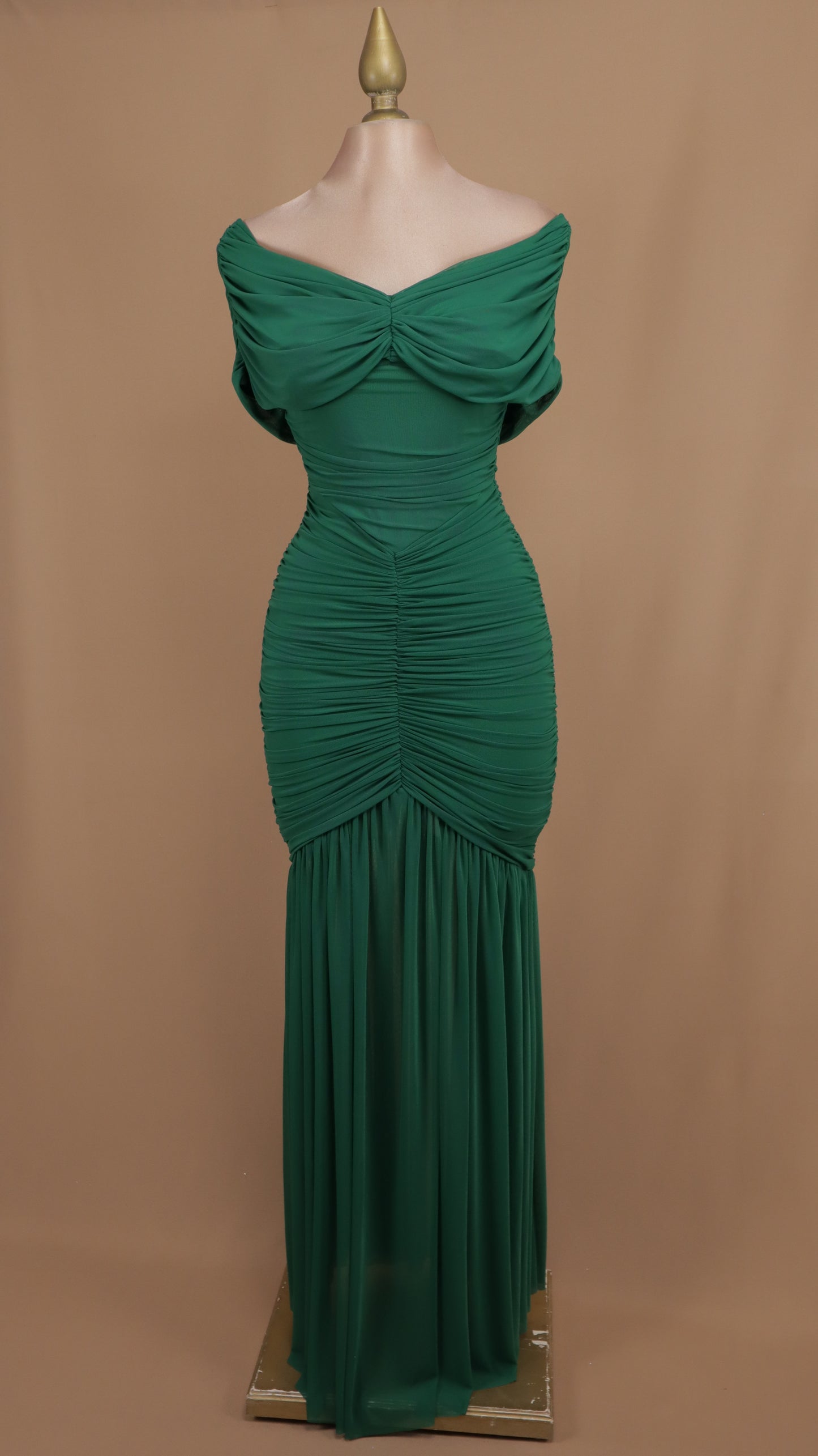 Vestido largo corrugado al hombro
