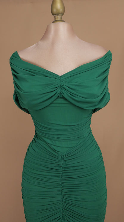 Vestido largo corrugado al hombro