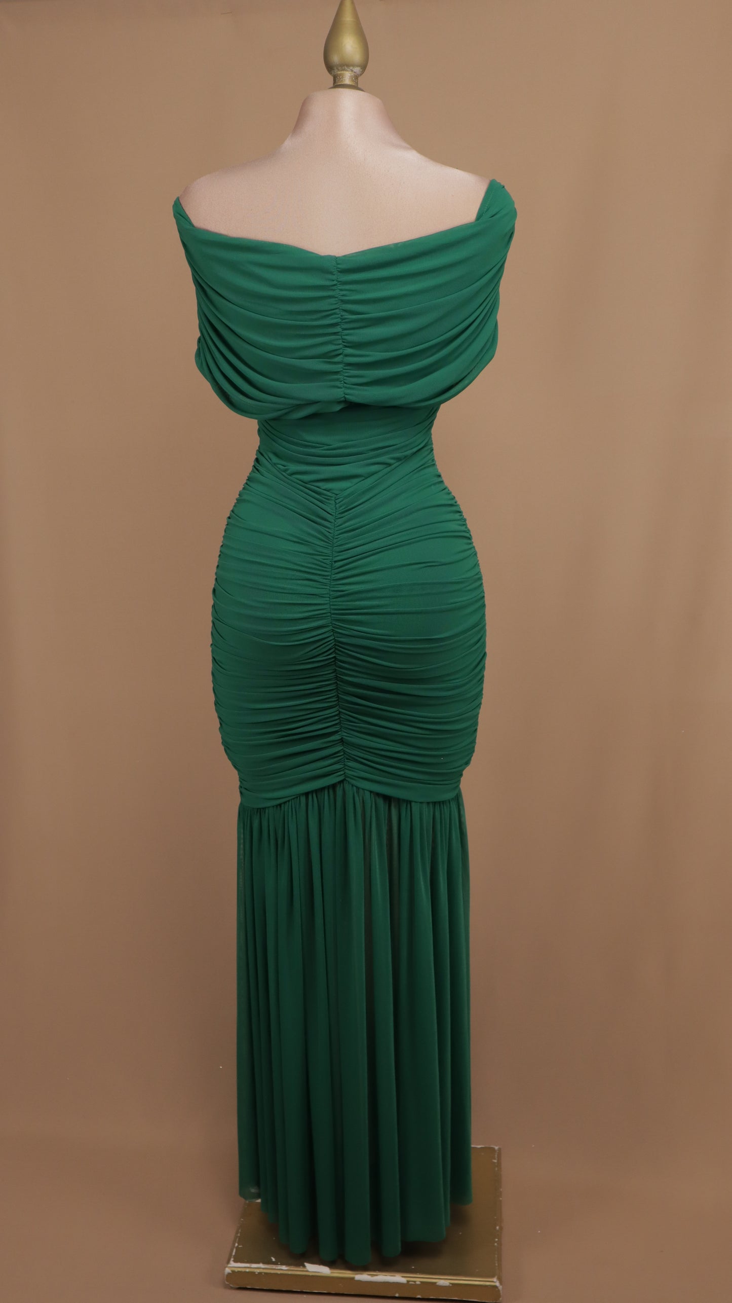 Vestido largo corrugado al hombro
