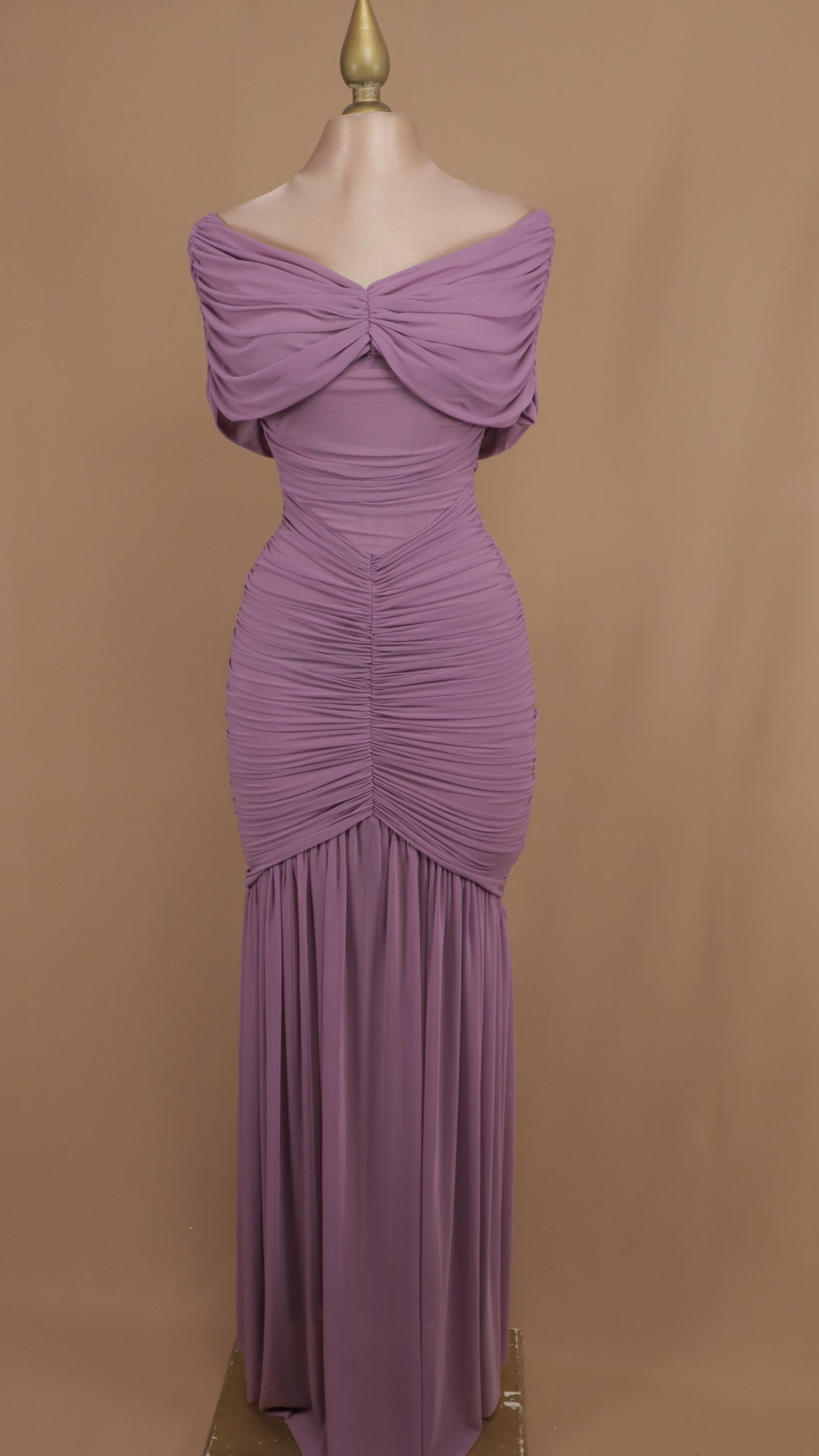Vestido largo corrugado al hombro