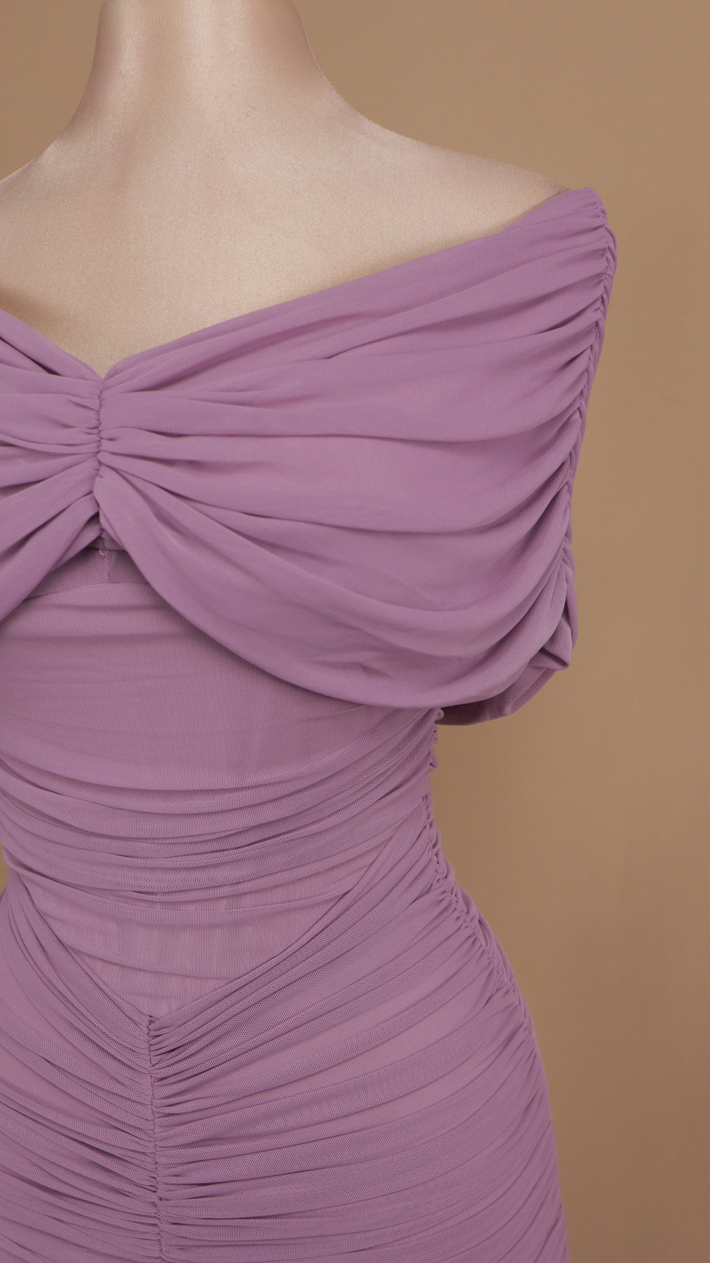 Vestido largo corrugado al hombro