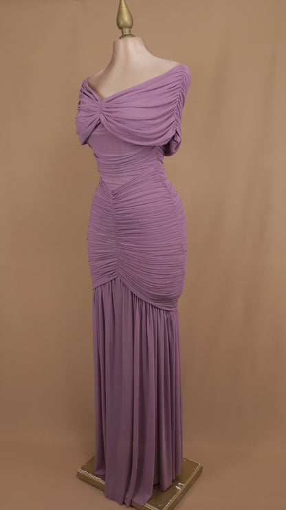Vestido largo corrugado al hombro