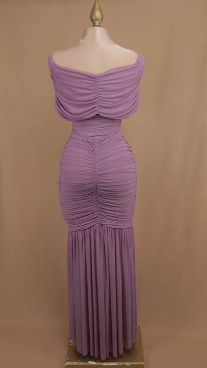 Vestido largo corrugado al hombro
