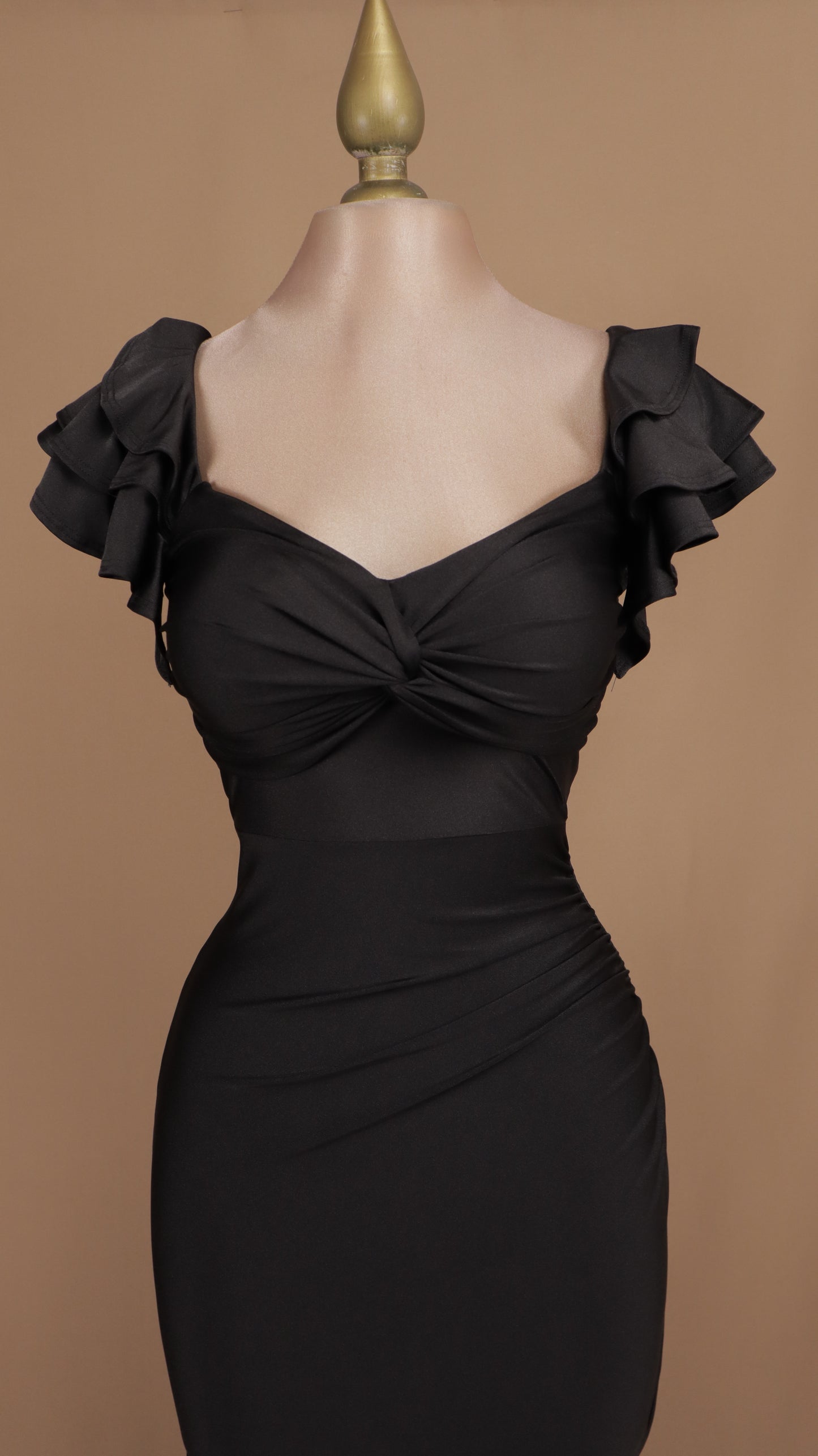 Vestido de licra con manga de olanes y abertura