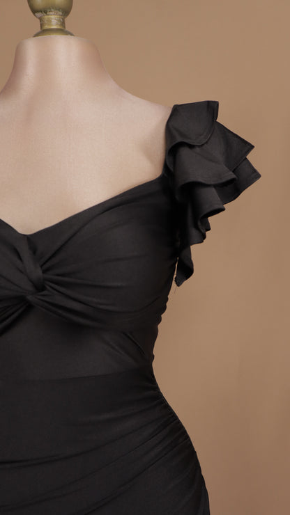 Vestido de licra con manga de olanes y abertura