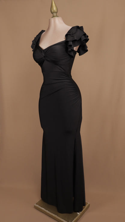 Vestido de licra con manga de olanes y abertura