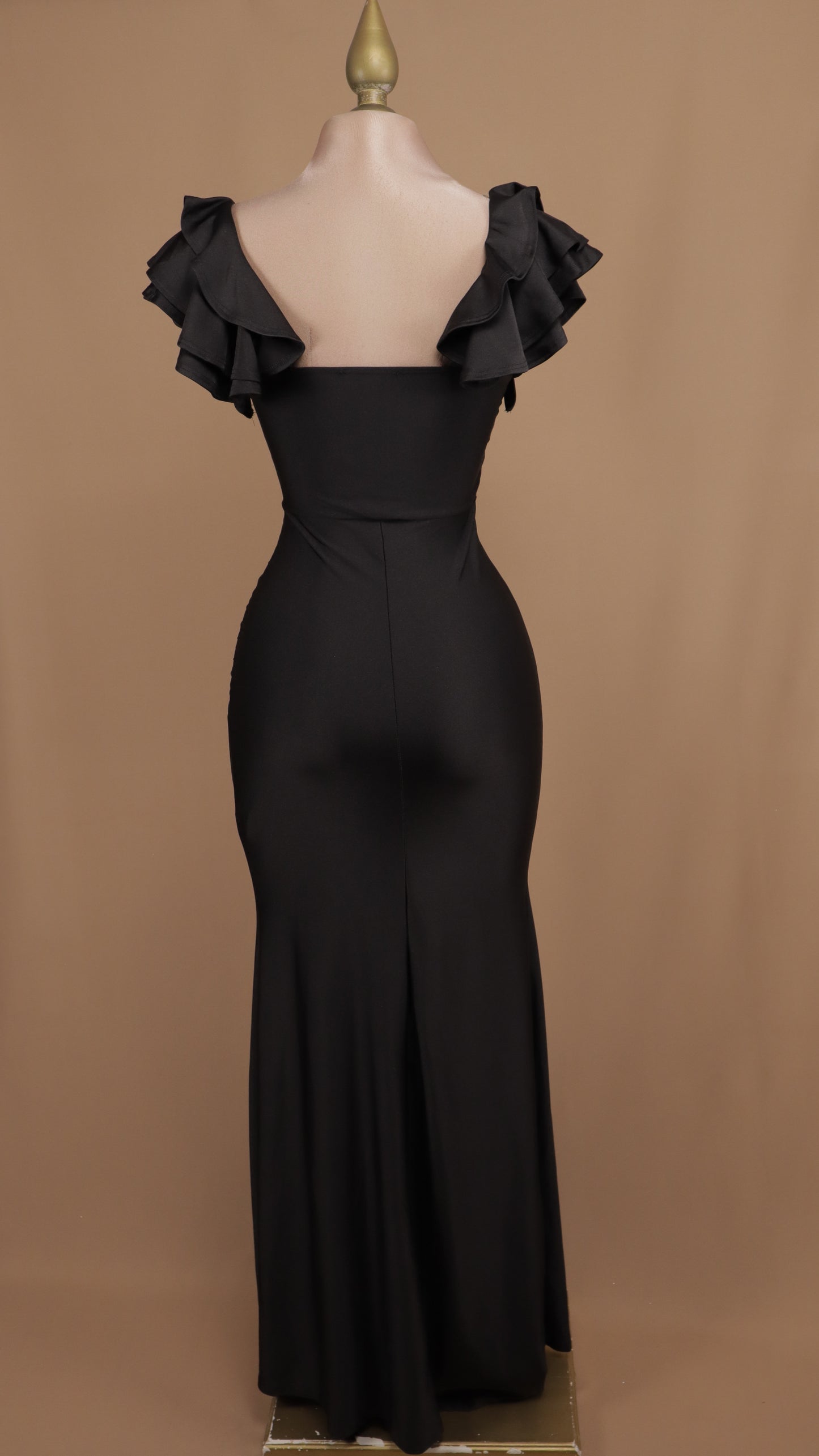 Vestido de licra con manga de olanes y abertura