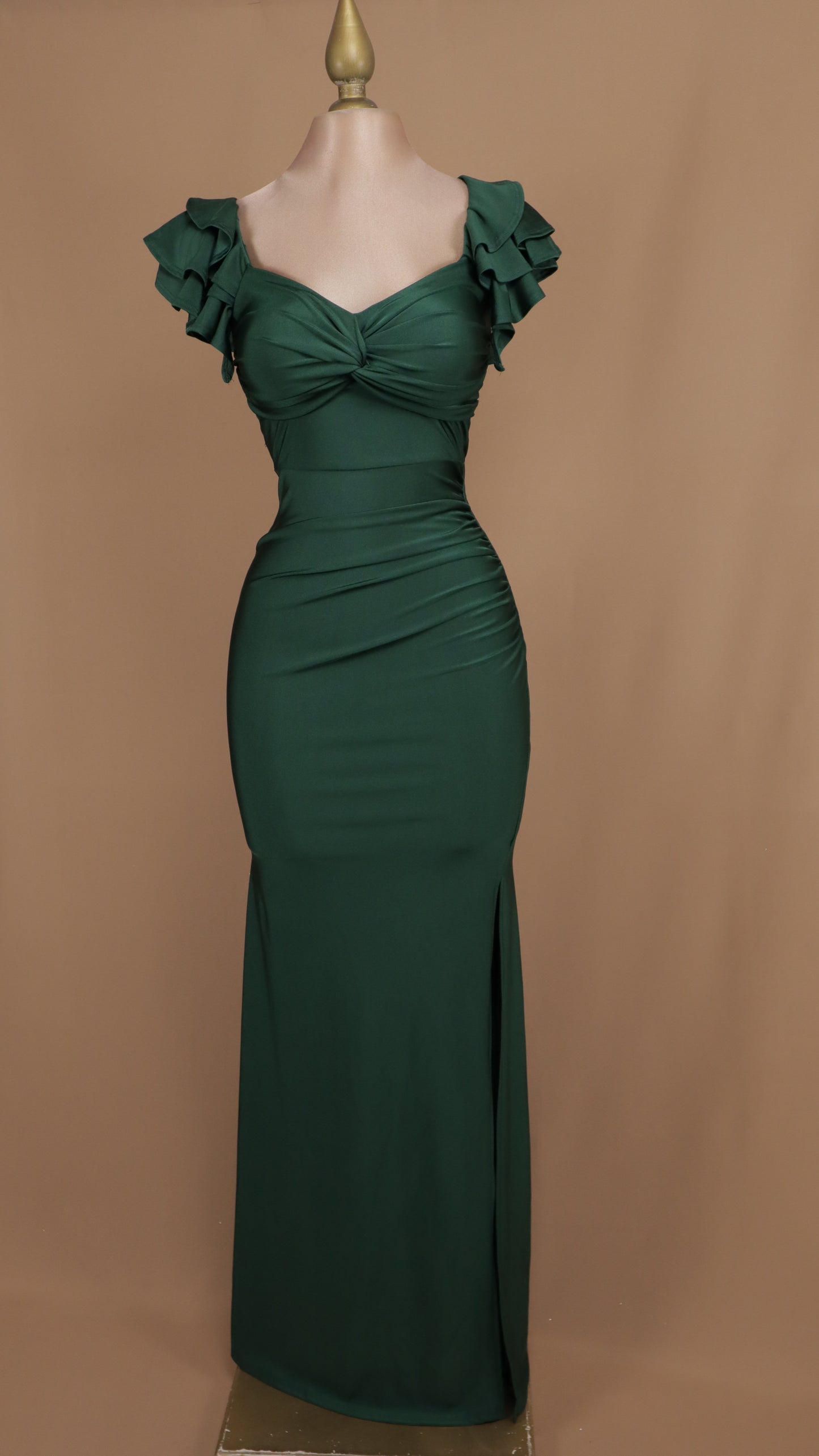 Vestido de licra con manga de olanes y abertura