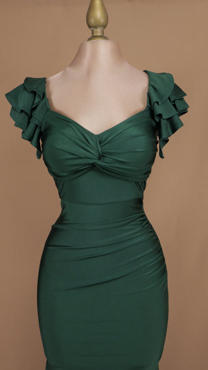Vestido de licra con manga de olanes y abertura
