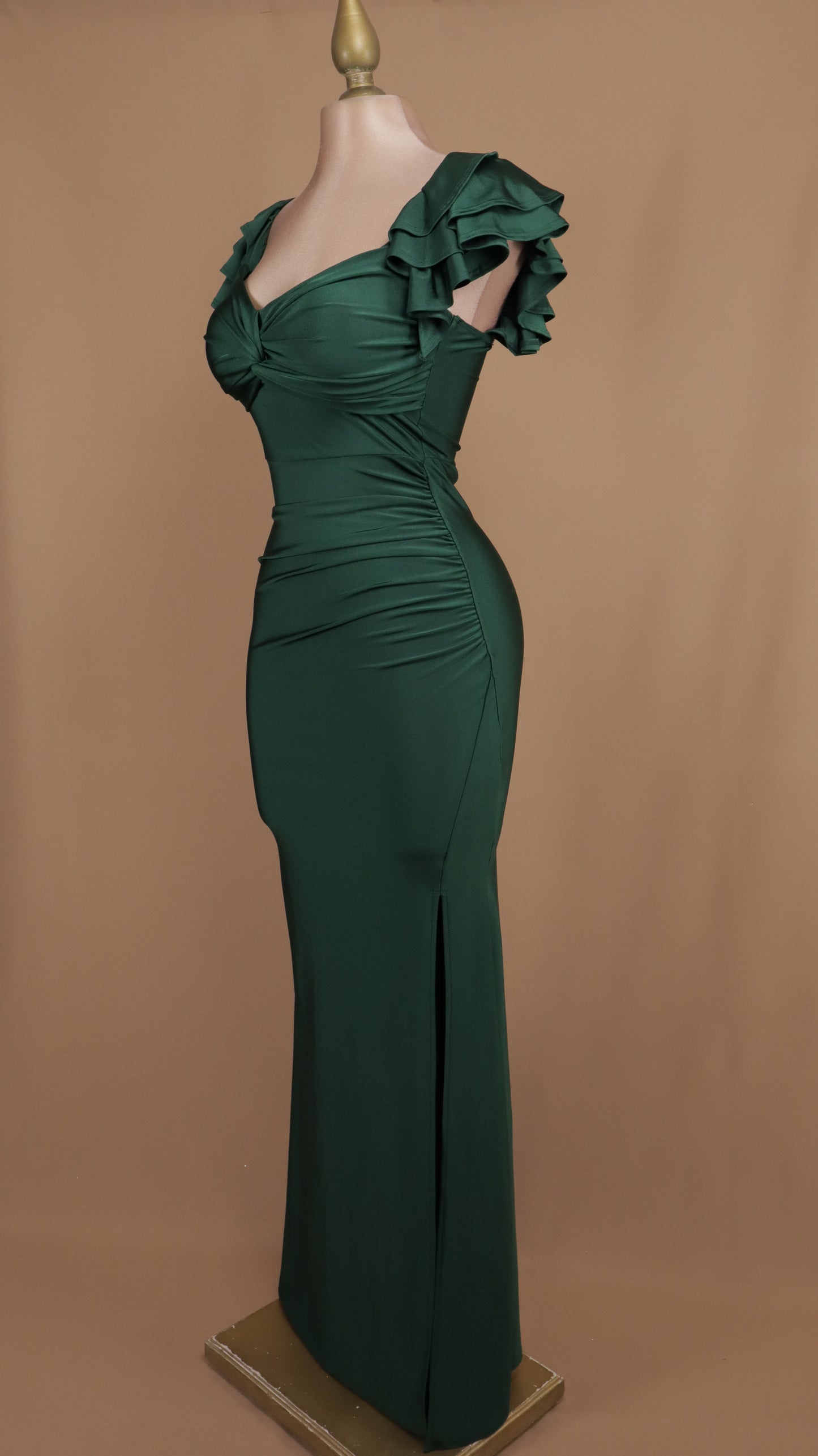 Vestido de licra con manga de olanes y abertura