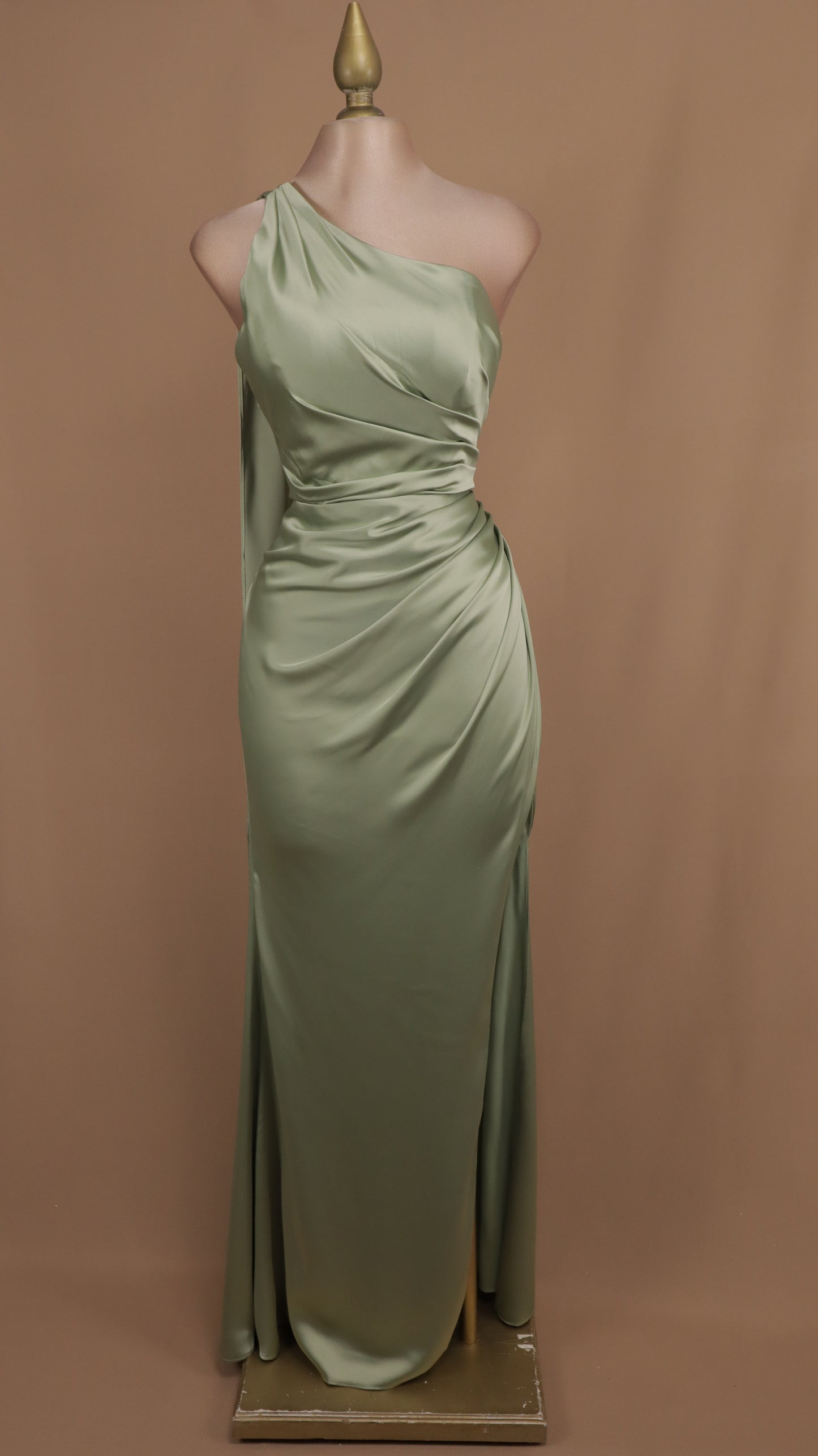 Vestido largo con escote asimétrico y cauda en espalda