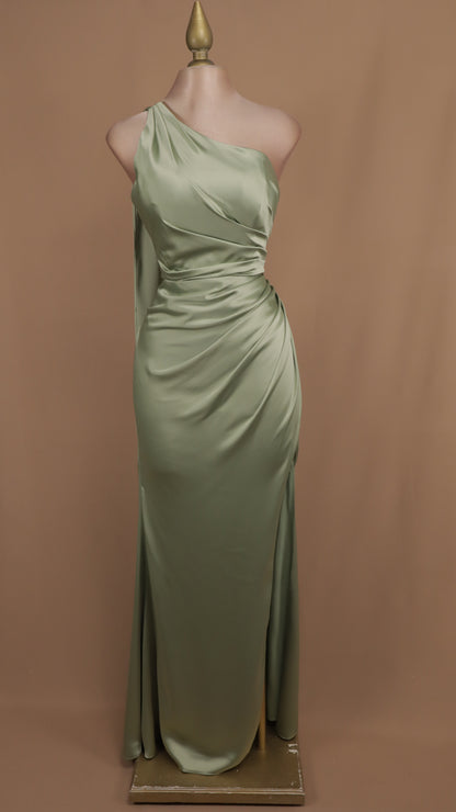 Vestido largo con escote asimétrico y cauda en espalda