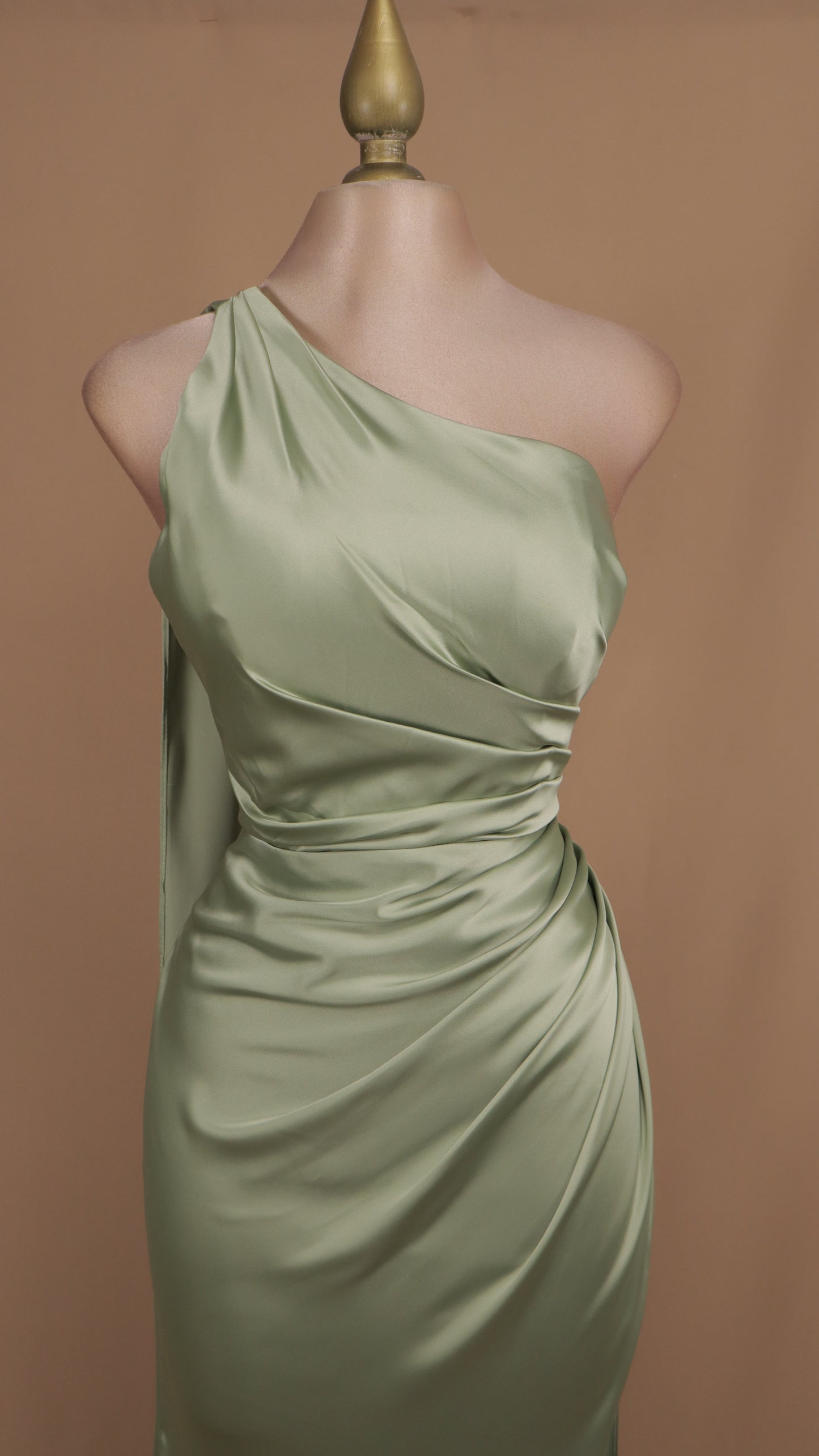 Vestido largo con escote asimétrico y cauda en espalda