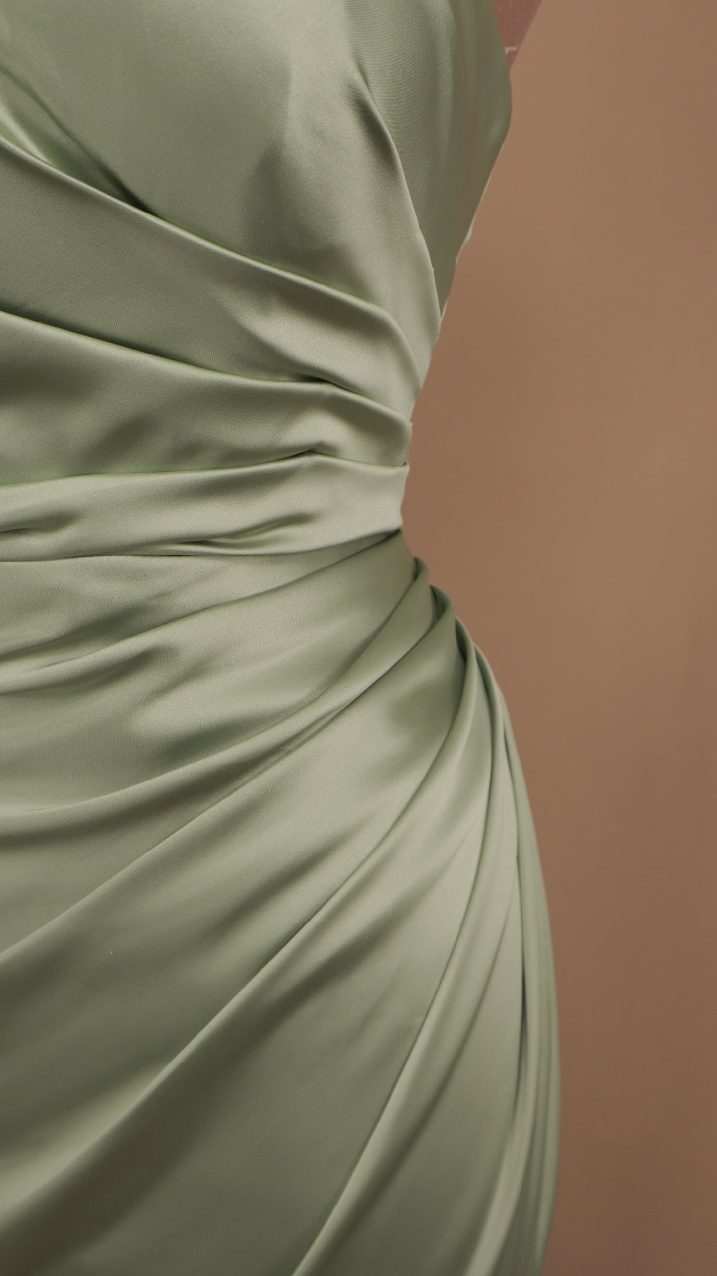 Vestido largo con escote asimétrico y cauda en espalda