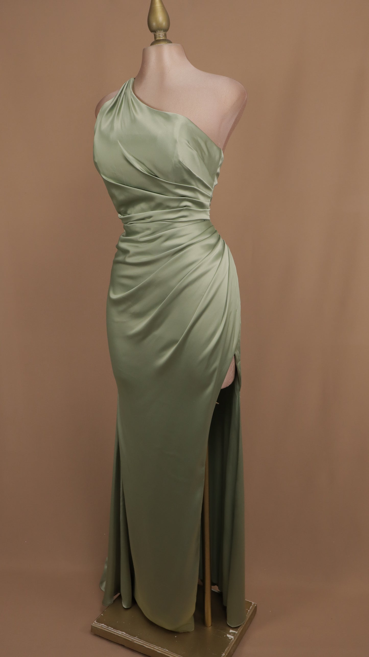 Vestido largo con escote asimétrico y cauda en espalda
