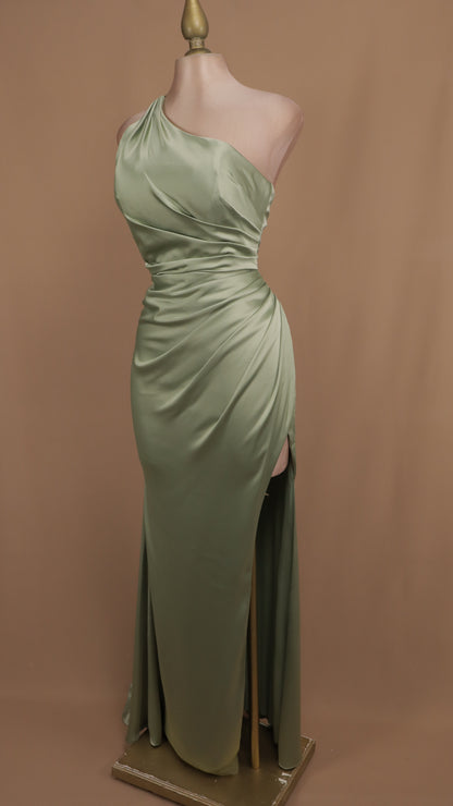 Vestido largo con escote asimétrico y cauda en espalda