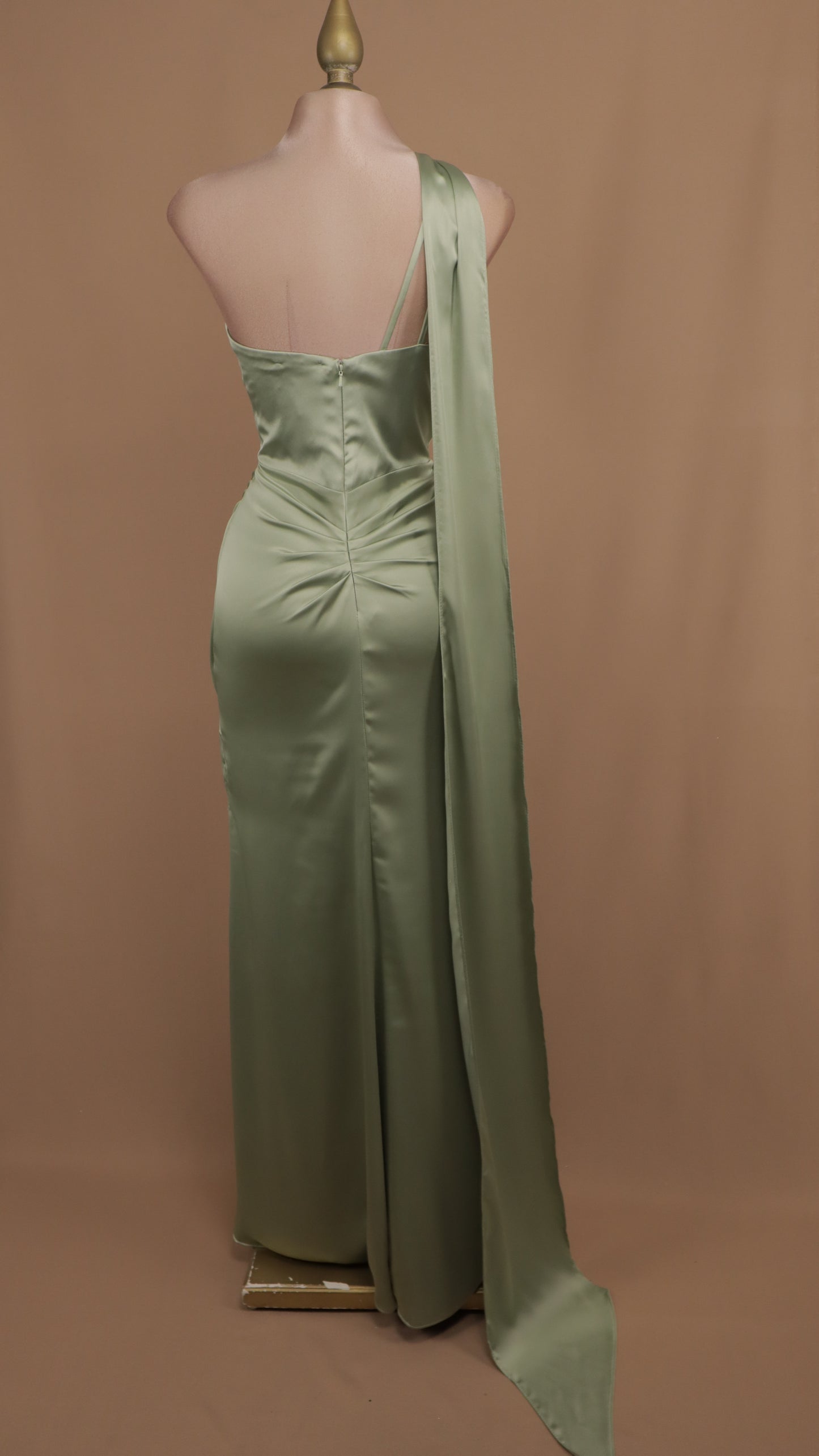 Vestido largo con escote asimétrico y cauda en espalda